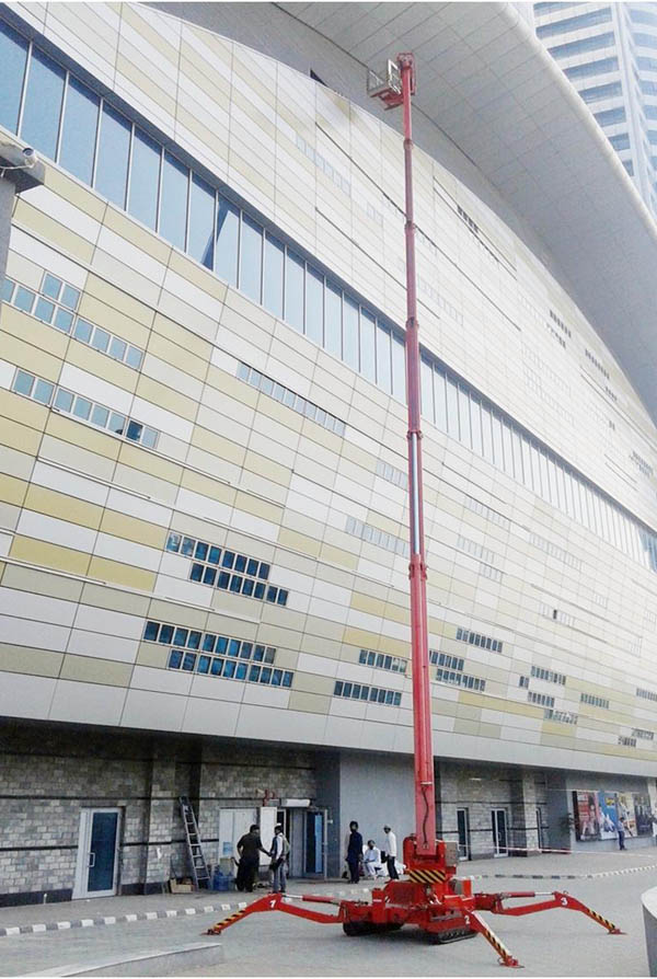 直臂式高空作業(yè)平臺與曲臂式高空作業(yè)有什么不同