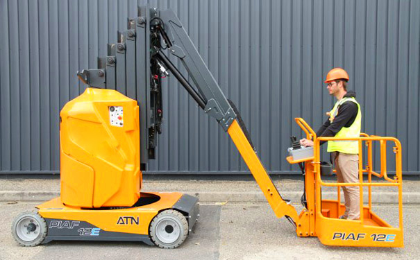 垂直桅桿式<a href='http://5x2x.com/fltp/' target='_blank'>高空作業(yè)平臺</a>