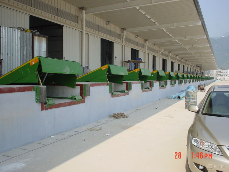 臺(tái)邊式登車(chē)橋圖片