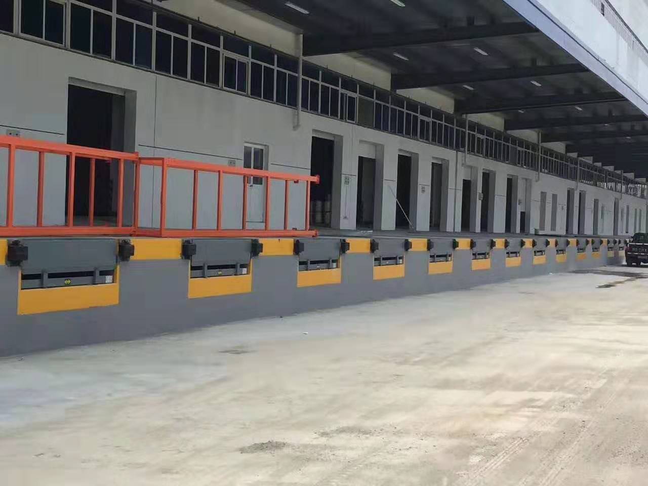 臺(tái)邊式登車(chē)橋圖片